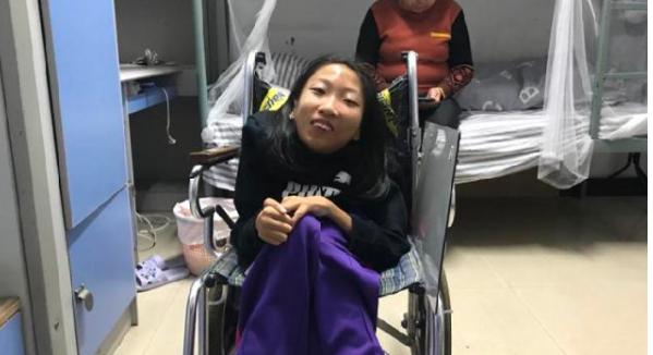 即使因非典而被限制在轮椅上，女孩仍热爱生活，以607分考入川外