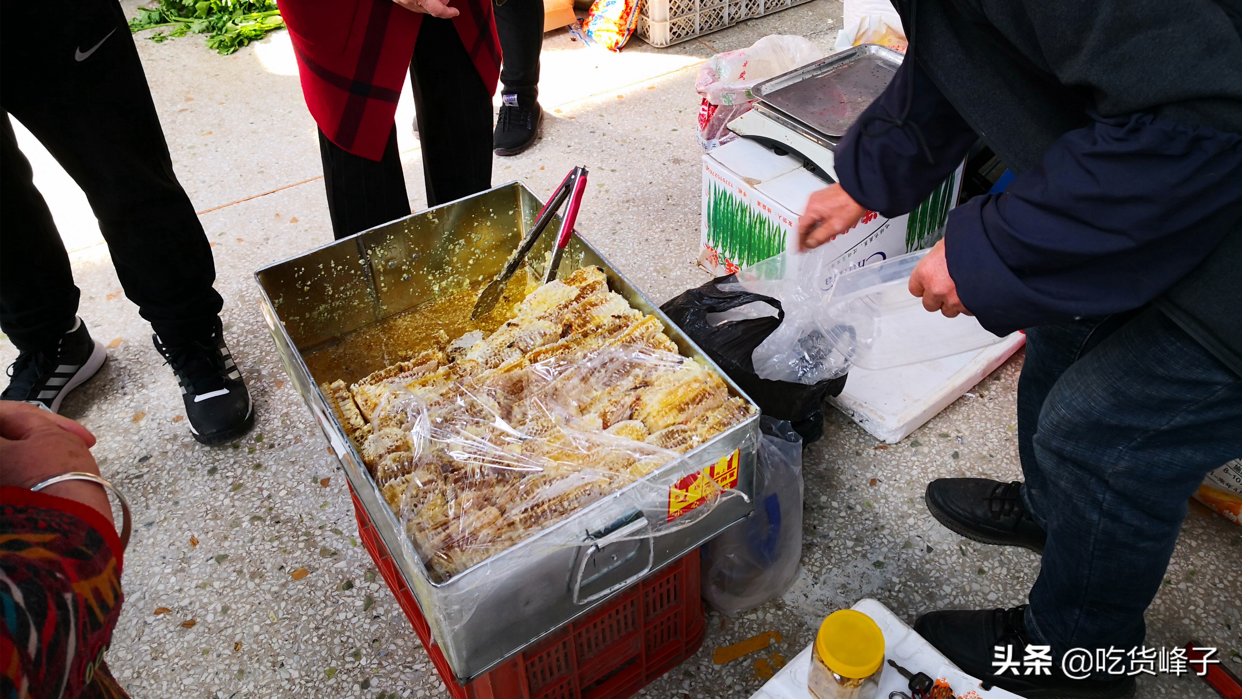 83岁老人在大集上摆摊卖稀罕物,早市70元一斤稀罕物