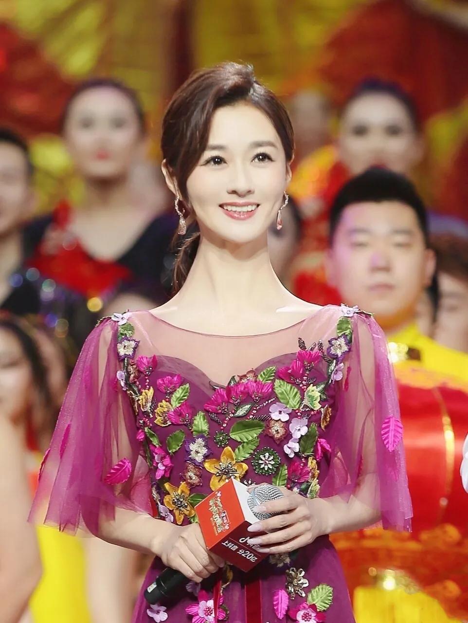 醉驾获刑的国脚已出狱，回家过年，捐了2周工资，娇妻是美女主持