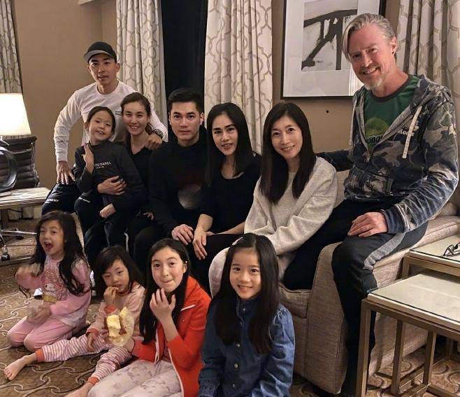 小泡芙第一次出席活动,小泡芙最新萌照曝光祖孙三代同框