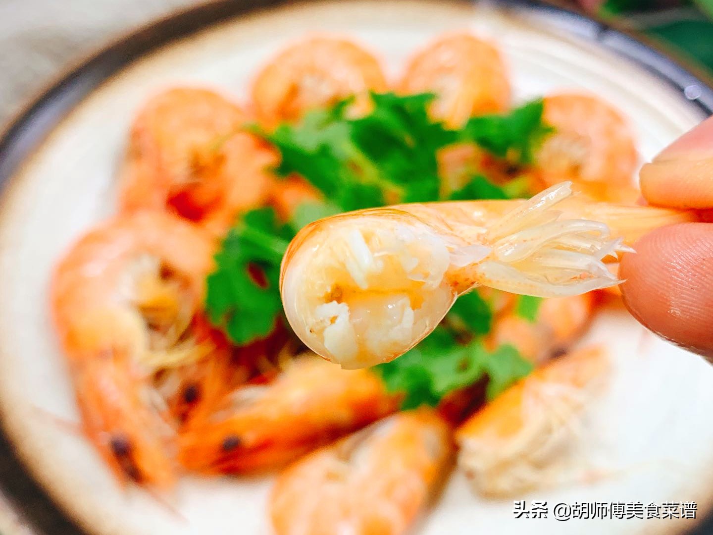 白灼虾最忌直接用水煮,水煮虾开水下入虾煮几分钟