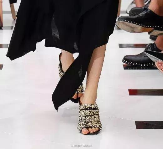 刘雯、倪妮不费力就很时髦原来是脚上的拖鞋太美了