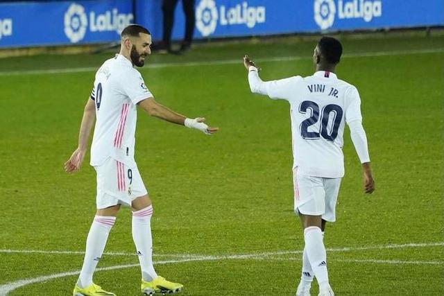 维尼修斯玩C罗实况过人得分！简直就是慢动作回放完全复制成功