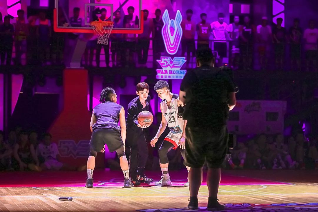 盘点白敬亭的私藏潮鞋,白敬亭收藏鞋子搞笑视频