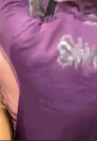 你的肚脐眼是凸出来的？上海地铁早高峰，一男子戴上粉色头盔，偷偷…