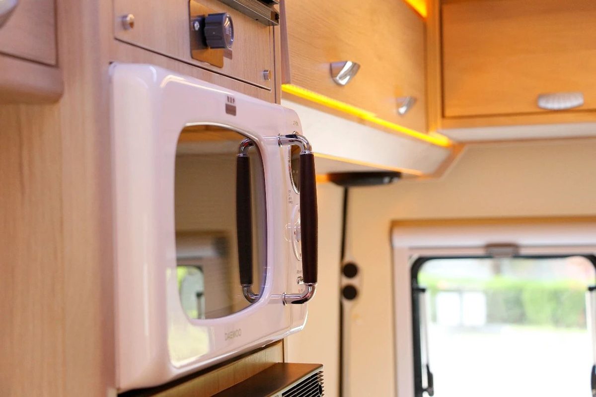 卫航定制版b型房车,卫航房车最新款大通v90后双轮b型