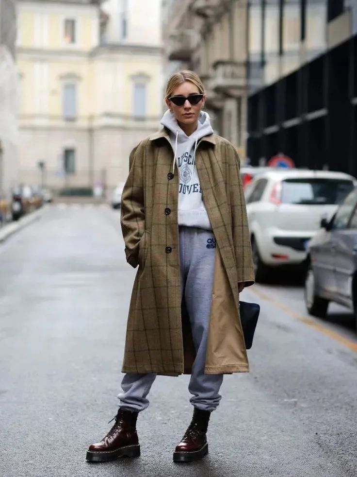 黑白格纹大衣怎么搭配好看,戴帽子黑白格纹大衣怎么搭配好看