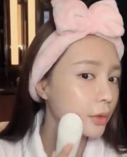 欧阳娜娜和周冬雨是什么关系,28岁的周冬雨图片