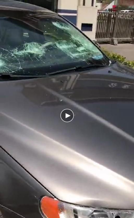 与前妻子女遗产纷争，座驾被铲车铲起砸毁，车玻璃崩溅划伤手脸，警方以丈夫指使不予立案