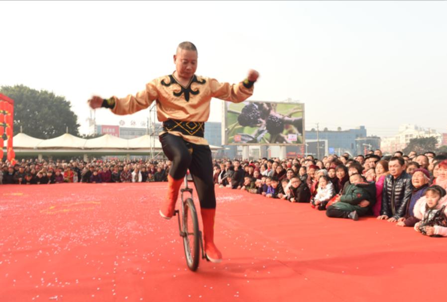 广元市老城小西街嘉陵广场,看看广场有多热闹