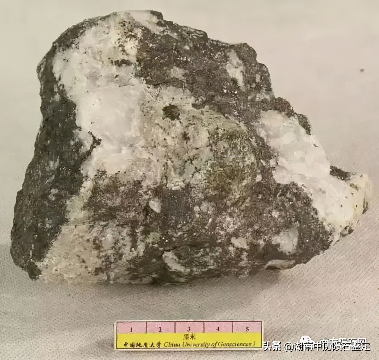 月球陨石与地球矿石的区别,月球陨石和矿石有什么区别