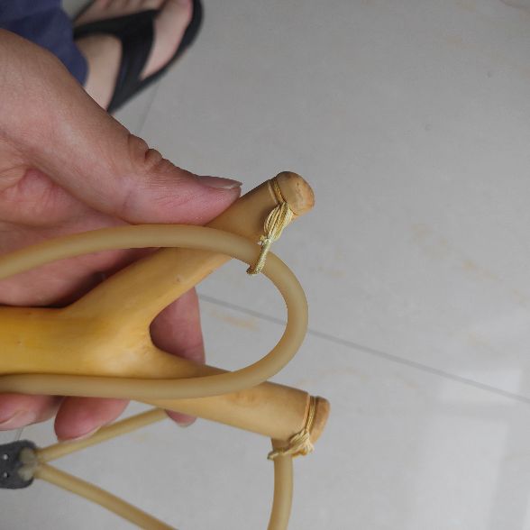 木头弹弓的皮筋怎么绑,木头弹弓如何绑皮筋