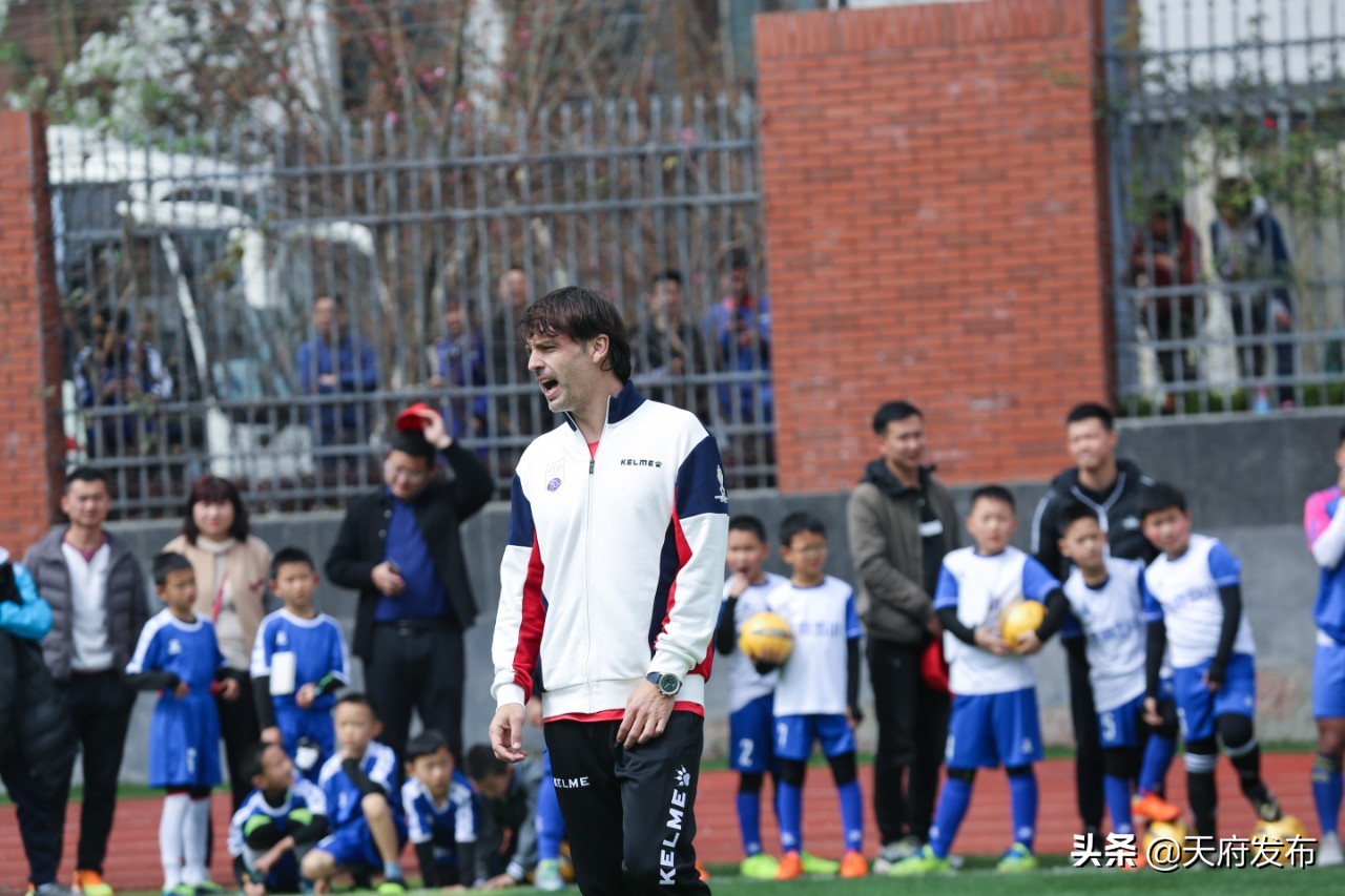 燃爆！巴乔、巴蒂、菲戈等世界足坛传奇齐聚天府新区，重现当年风采