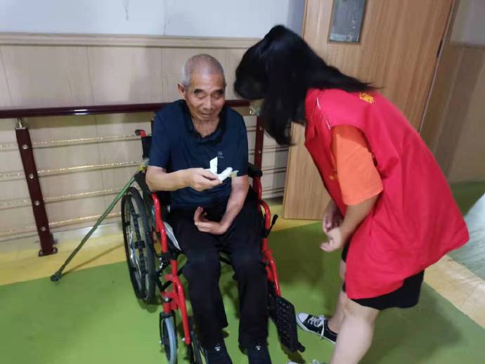 「颐和资讯」小小折纸，满满祝福——颐和社工折纸为长者送祝福