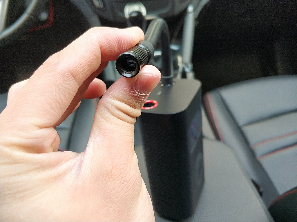 米家推出首款可以给汽车轮胎打气的设备，体积只有一个手机那么大