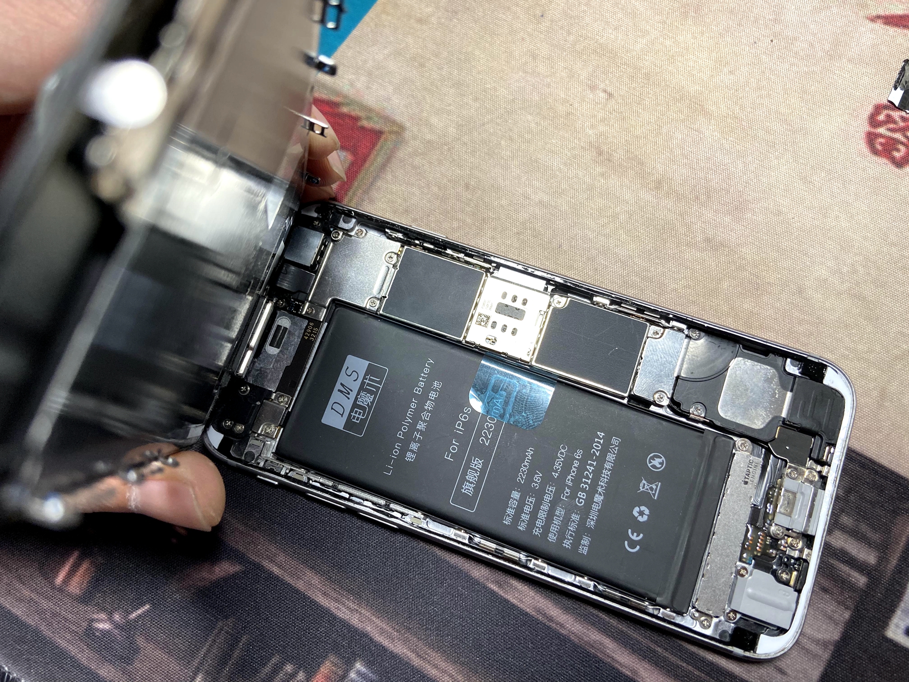 今天给2年717次电池循环次数的苹果6s动了个手术,纯干货多细节）