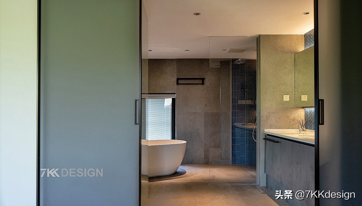 海边联排别墅小院实景现代轻奢,独栋带院子的小别墅年代感