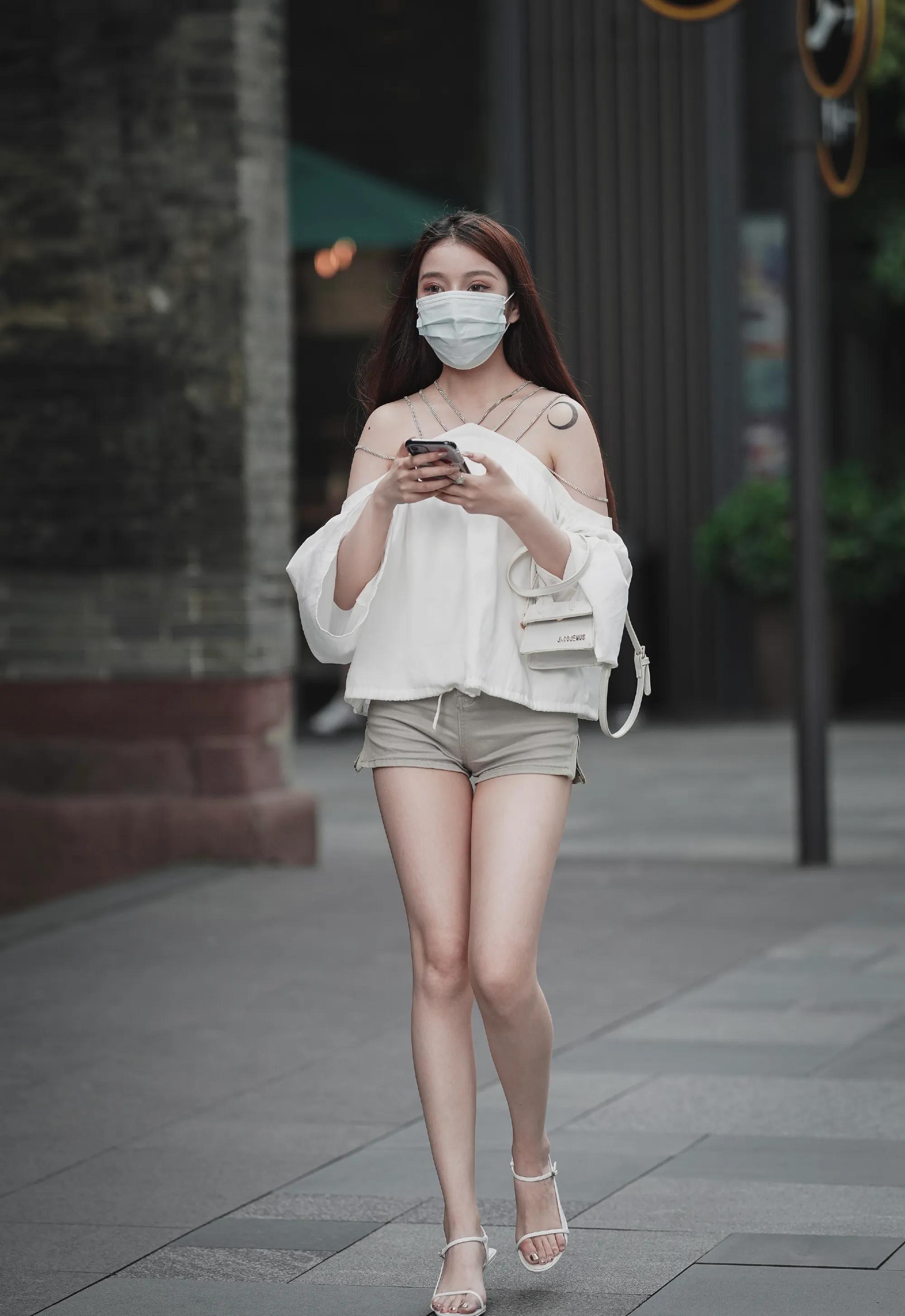 街拍牛仔短裤时尚穿搭风格,一字牛仔短裤穿搭街拍