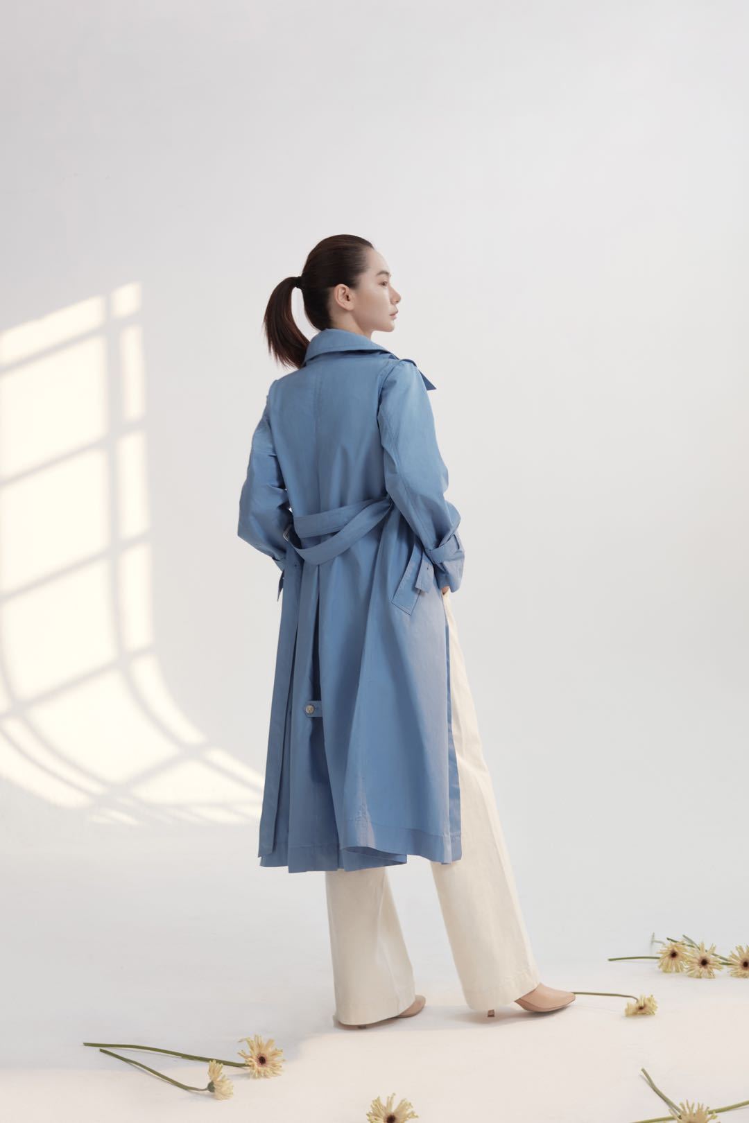 戚薇真敢把自己秀出来，穿大裤衩配西装，不看身材还以为是男的