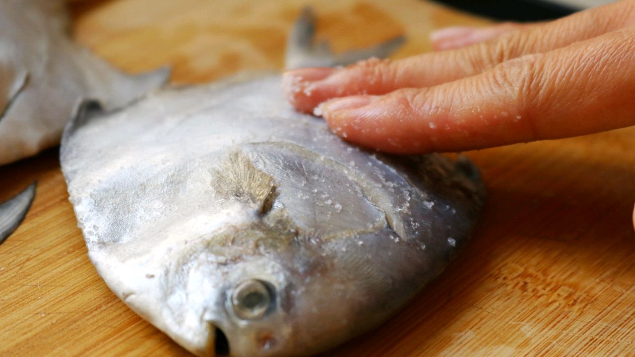 香煎鲳鱼的家常做法大全集,白鲳鱼怎样香煎外酥内嫩