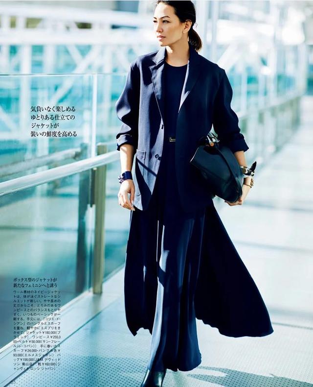 秋冬西装加半身裙看似简单的搭配,50岁女人穿什么样西装搭配好看