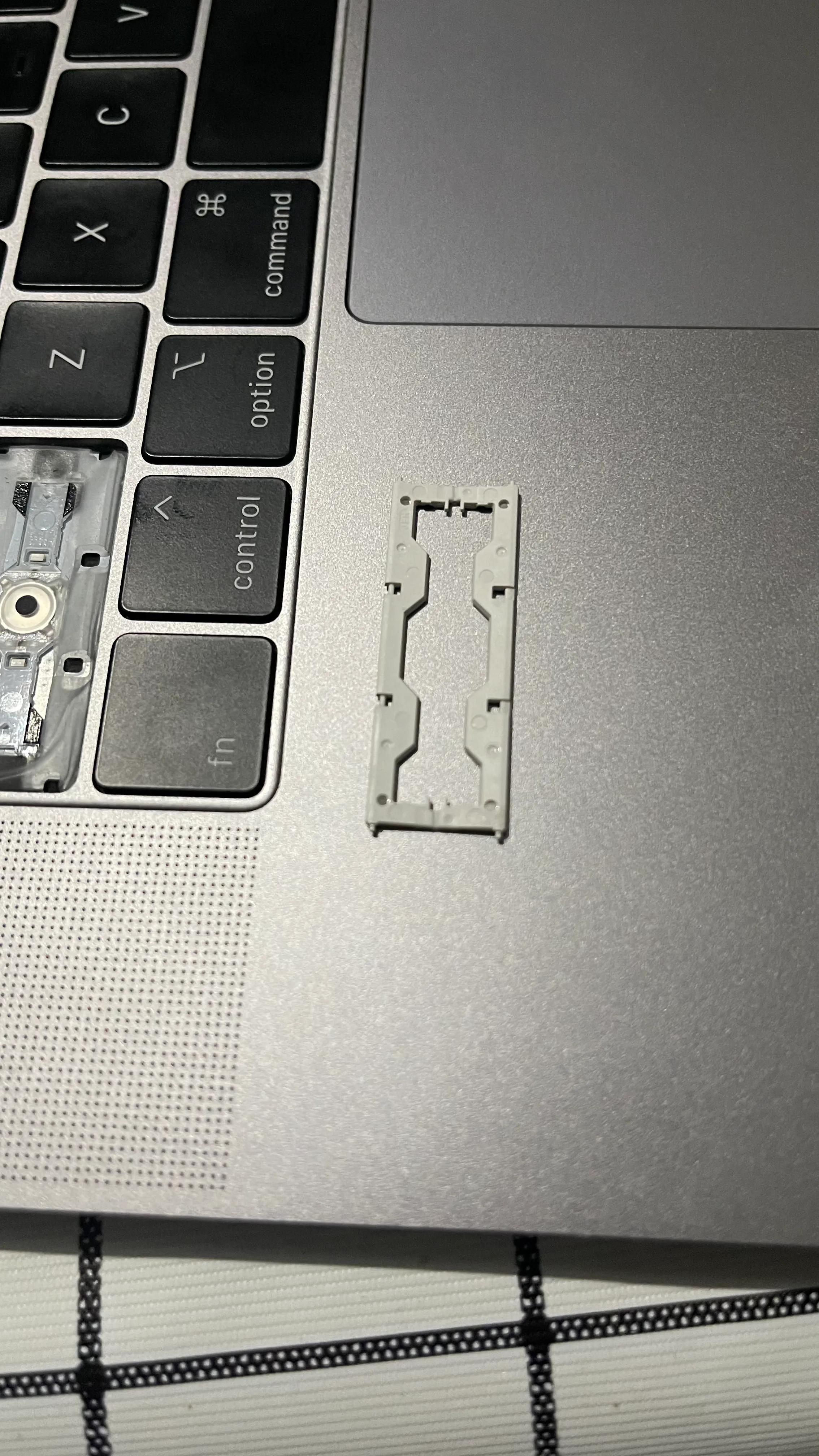 我一天天心怎么这么大呢。买了个二手苹果本这下完犊子了，不充电