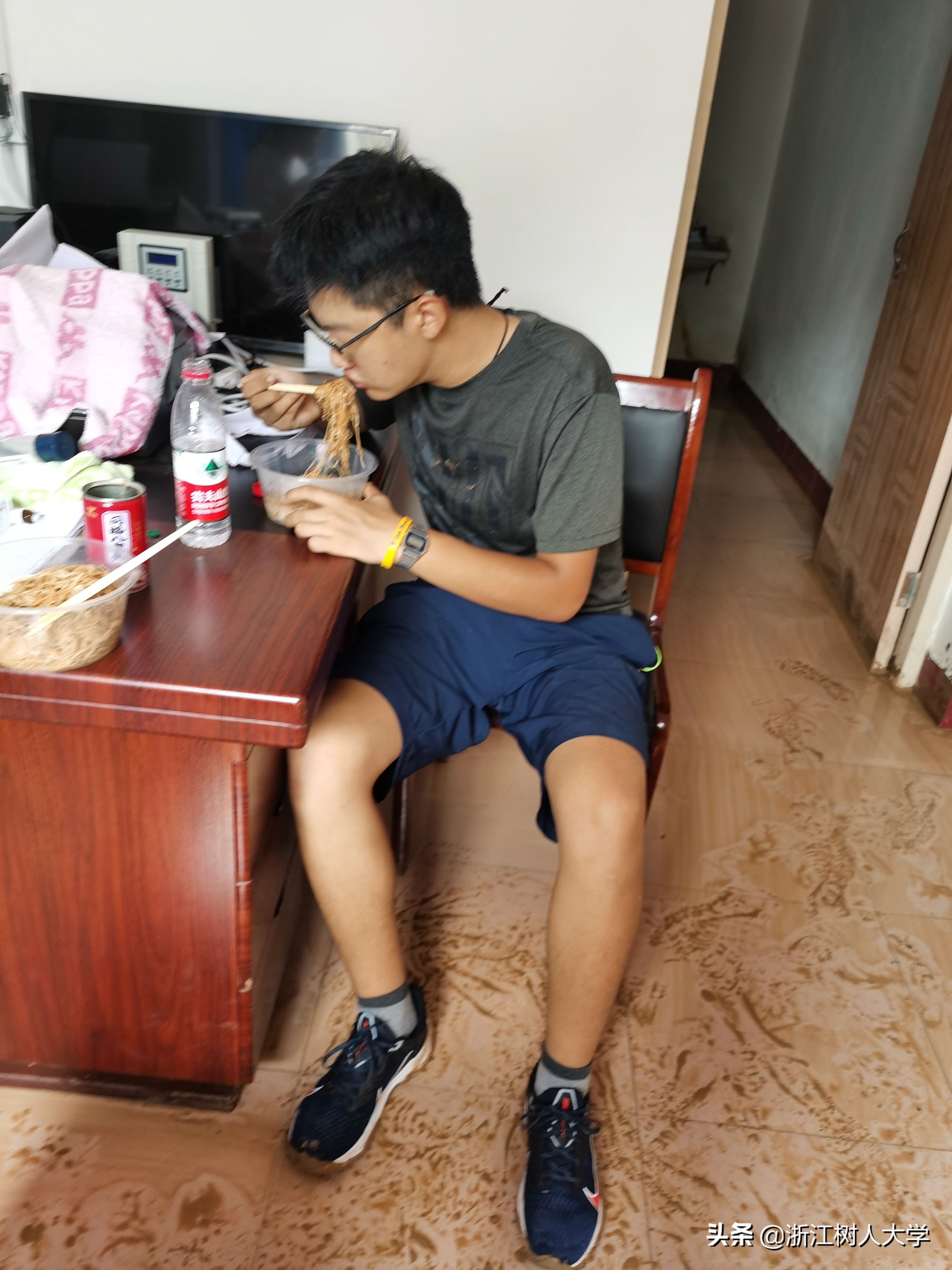 千里单骑追红旅，救灾我先行，我校生环学院这个男生有点酷