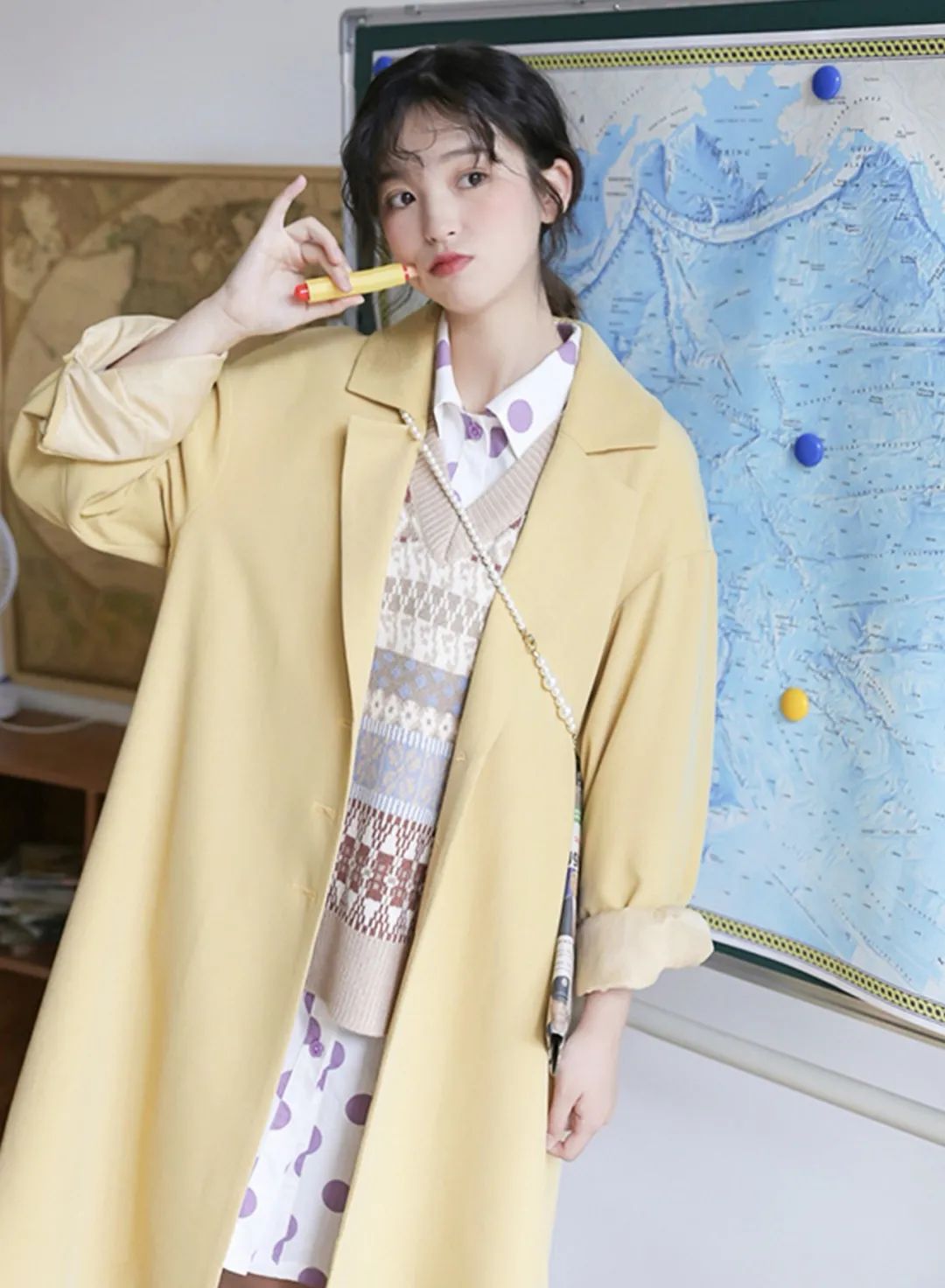 早春外套穿搭学生党甜酷,大衣卫衣短裙靴子