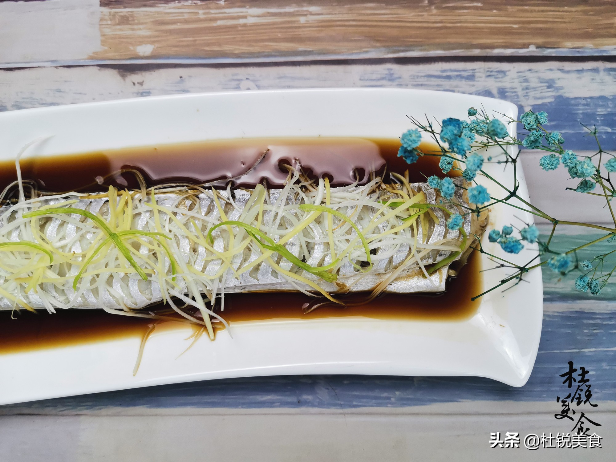 挑选带鱼的时候最好选择黄眼带鱼,清蒸大带鱼和本港大带鱼哪个好吃