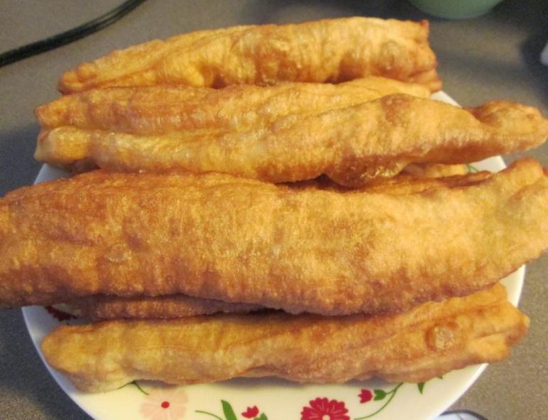 炸油条原来这么简单吃一根就上瘾,香酥不用一滴水和面的小油条做法