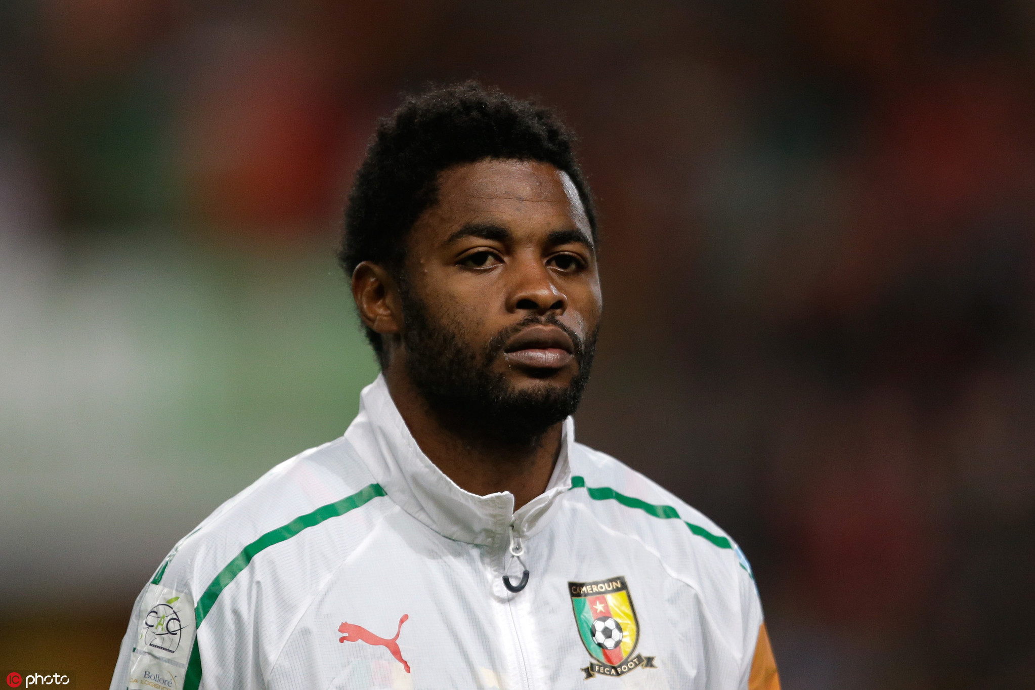 足球界大衣哥！非洲球员遇吸血鬼亲戚，百万年薪不够家人吃饱饭