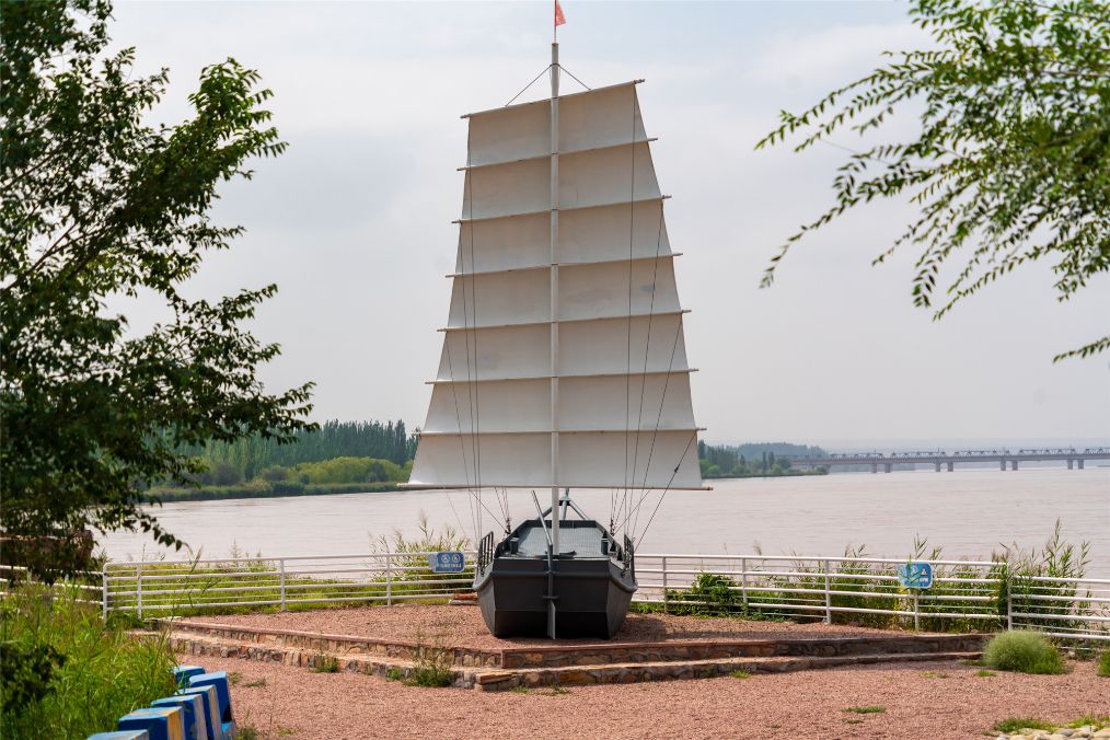 她是滔滔千里黄河的宠儿，阴山之下、河套之上的掌上明珠