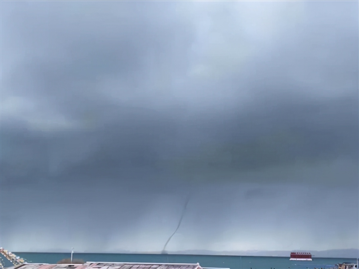 青海湖景区惊现龙吸水,有幸见证青海湖龙吸水的壮观场面