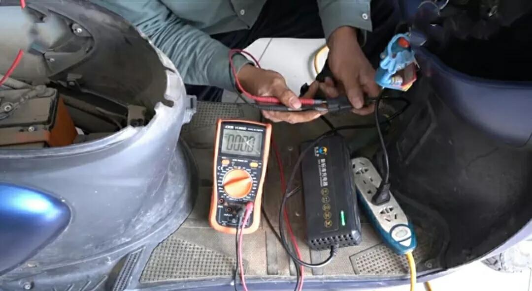 电动车充电先插电源还是先插车,电动车充电时先插电还是先插电源