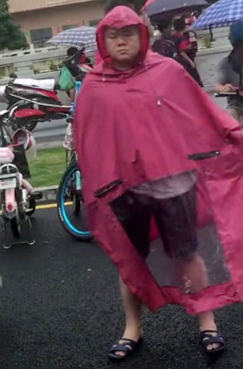 岳云鹏穿雨衣完整版,岳云鹏接孩子穿雨衣