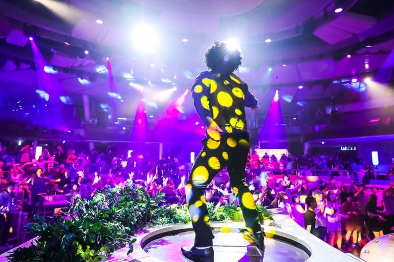 张翰王丽坤街头拍戏共赴海洋之城,张翰王丽坤同船共渡