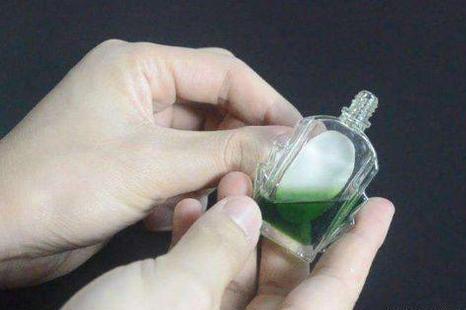 手上粘上502胶水有啥妙招去掉,如何快速去除手上粘到的502胶水