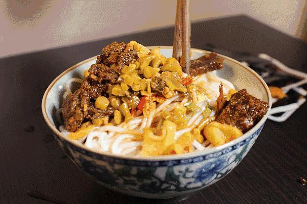 第一时间就是吃一碗广西特点米粉,湖南米粉最正宗的吃法