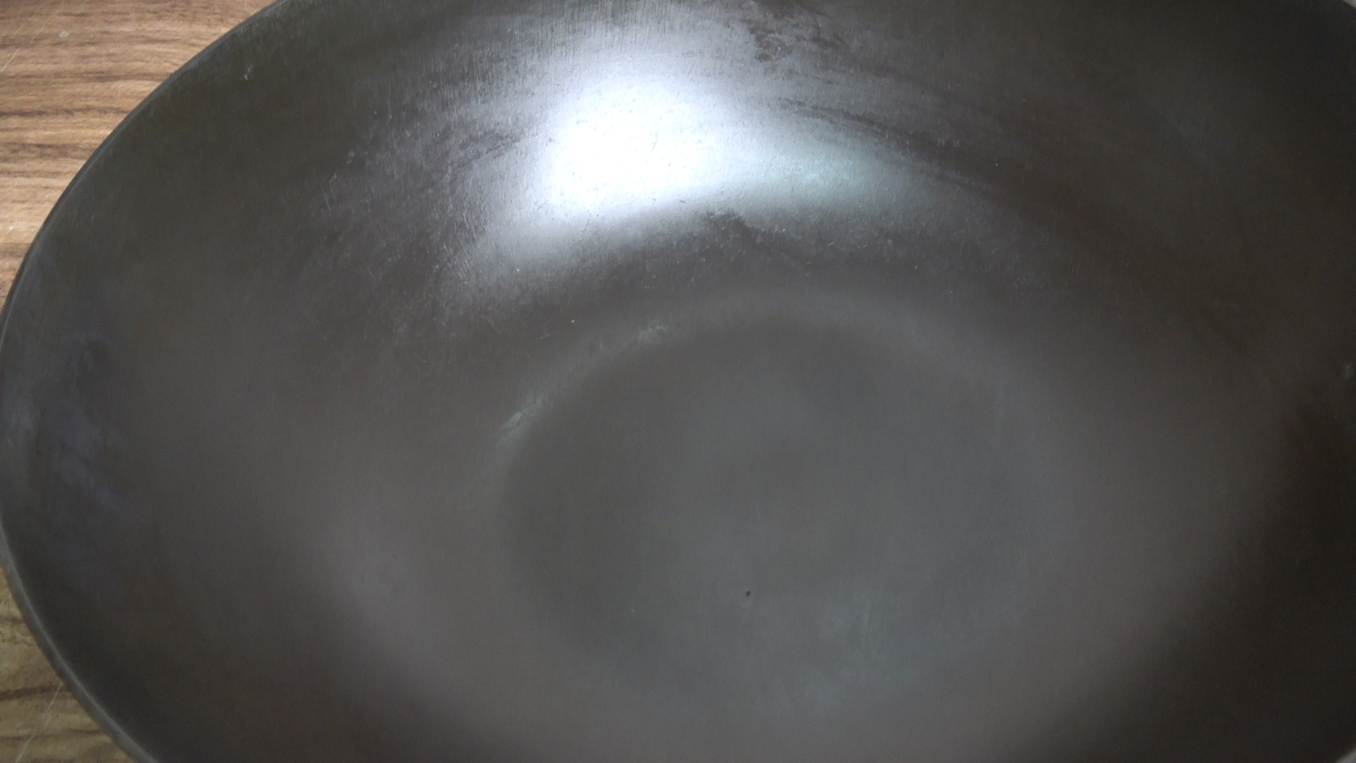 怎么彻底清洗铁锅黑垢小妙招,用什么能去除铁锅的黑垢