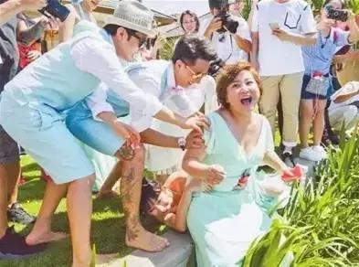 男子被人用胶带绑路灯杆上泼调料……你给我说这是结婚？