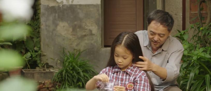 五十岁穷苦老汉24年前收养女弃婴,穷困老汉蹬三轮养了十二年的弃婴