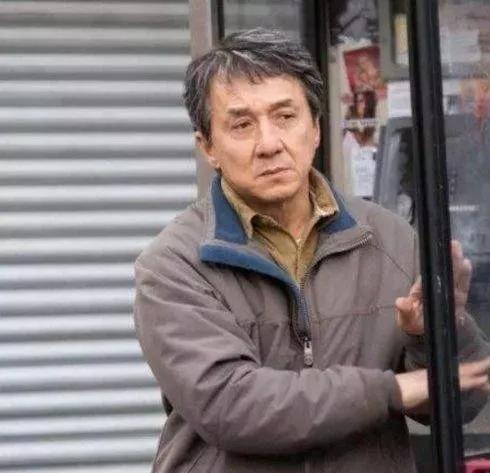 洪金宝老态照片,洪金宝现身街头满头白发