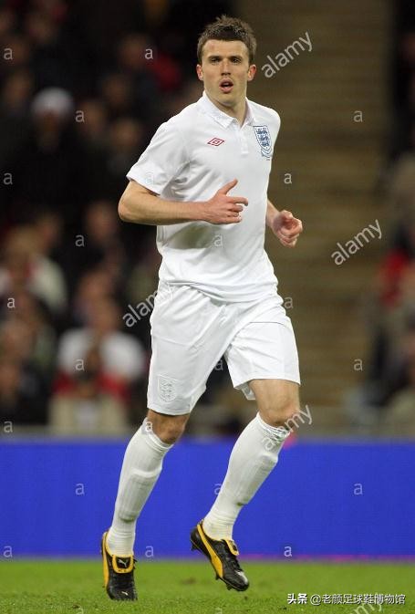 曾经风靡98世界杯的彩色pumaking，如今低调变身成贝莱林小黑鞋