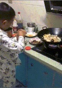 搞笑gif跟着妹子的节拍摇起来,敲锣打鼓甩头搞笑gif