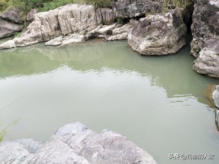 山溪钓小鱼视频,山间小溪钓溪石斑鱼视频