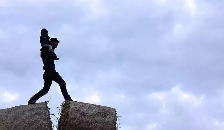 邓超陪儿女玩植物大战僵尸：爸爸，再不陪我，我就长大啦