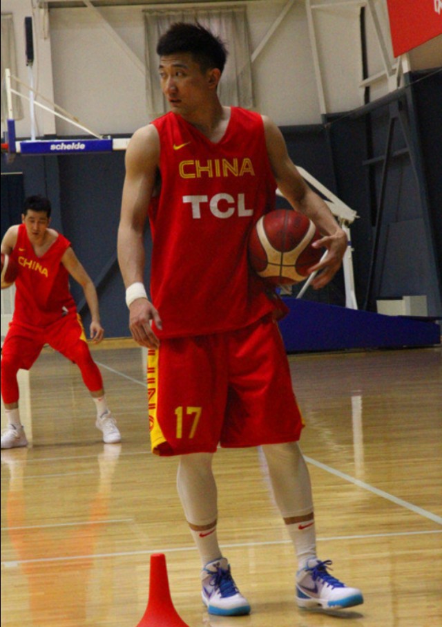 cba穿的李宁篮球鞋,李宁援助cba都给点什么鞋