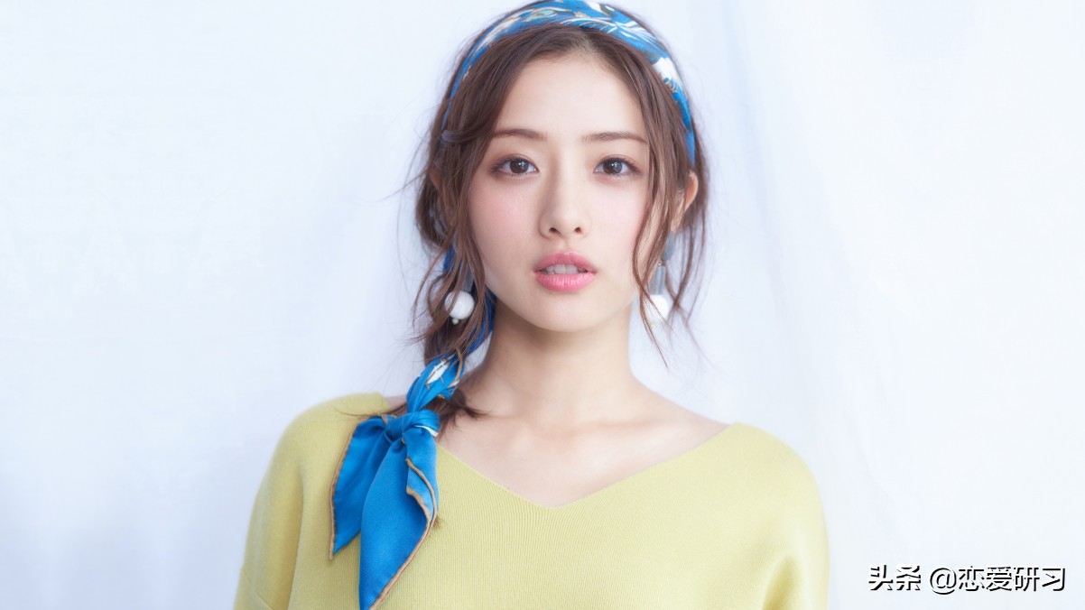 刚开始加微信该怎么和女孩子聊天,初次加微信后怎么聊