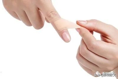 食指背面有裂口又疼又痒怎么回事,嘴唇裂开一道口子起泡