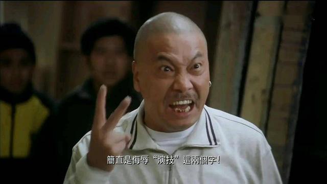 喜剧之王周星驰我养你画面,周星驰喜剧之王一个人在屋内片段